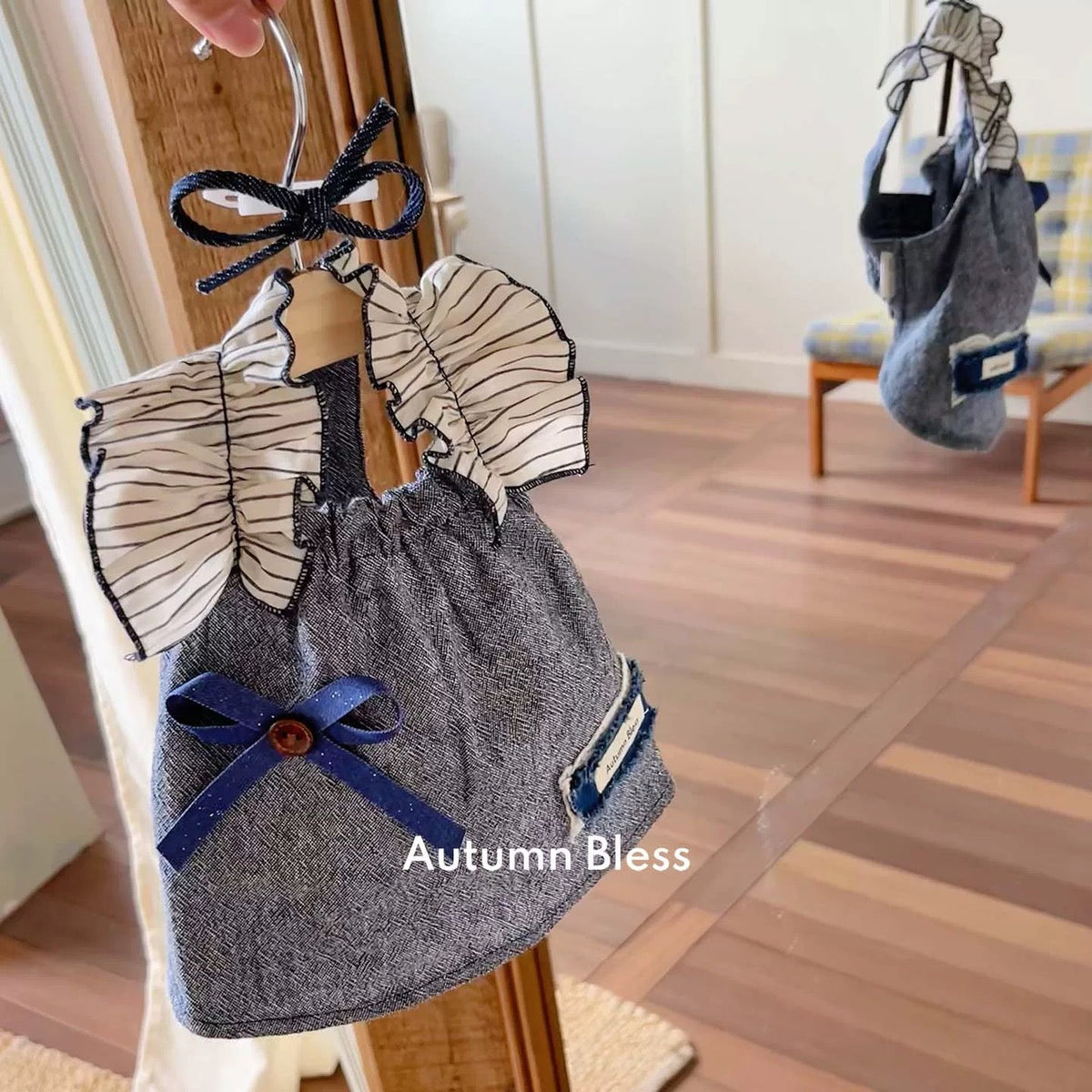 Autumn Bless 刺繍レース&デニムフリルスリーブワンピース(リボンヘアクリップ付き・初秋コレクション) | Embroidered Lace & Denim Flutter Sleeve Dress with Ribbon Hair Clip – Early Autumn Collection