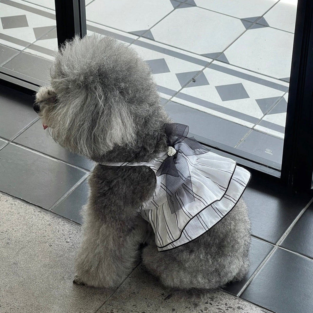 Autumn Bless シックな黒リボン付きストライプキャミワンピース | Monochrome Stripe Camisole Dress with Chic Black Ribbon Bow